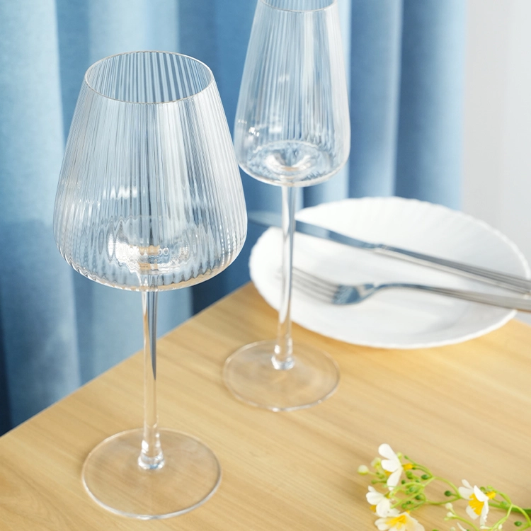 Vidro de haste artesanal de 700ml com design de listra vertical elegante cálice artesanal para bebidas 1