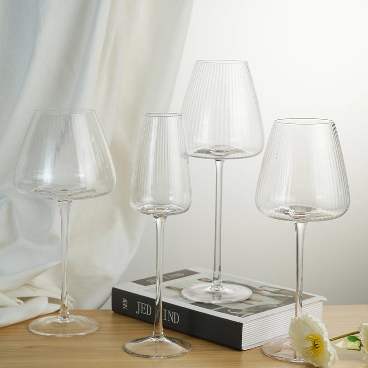 Vidro de haste artesanal de 700ml com design de listra vertical elegante cálice artesanal para bebidas 1