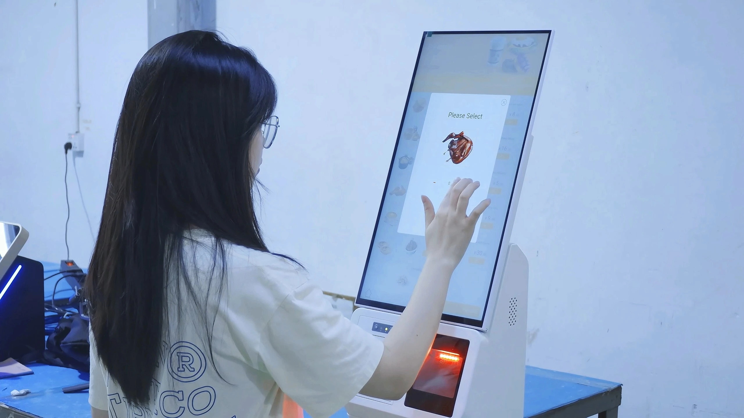 节省空间的立式POS终端，带储物托盘，即插即用，兼容所有超市外围设备 1