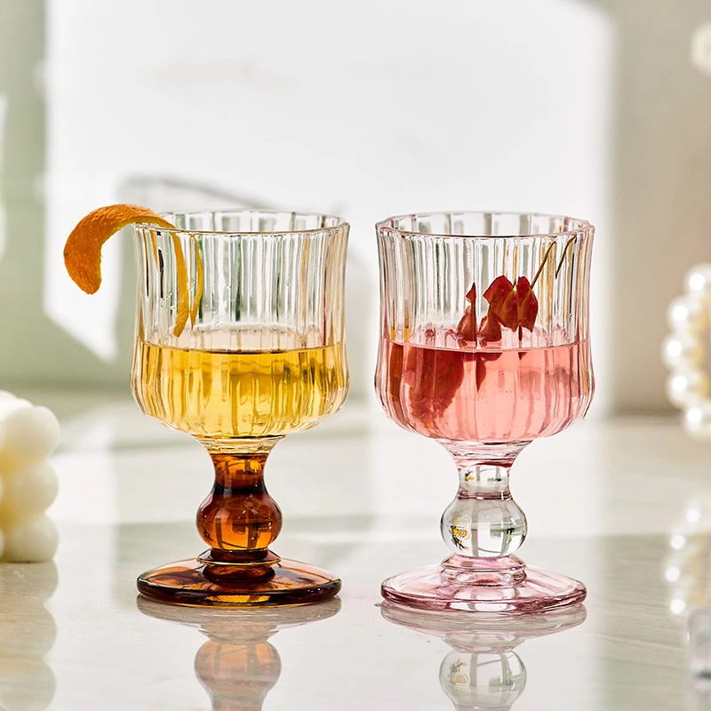 Champagner-Martini-Cocktailglas, Trinkbecher für Saft, Wasser und Wein mit buntem High-Heel-Sockel für die Bar 1