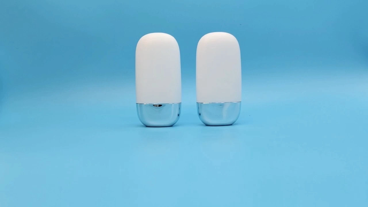 Frascos glamurosos de polietileno blanco de 65 ml para loción, crema BB y protector solar. 1