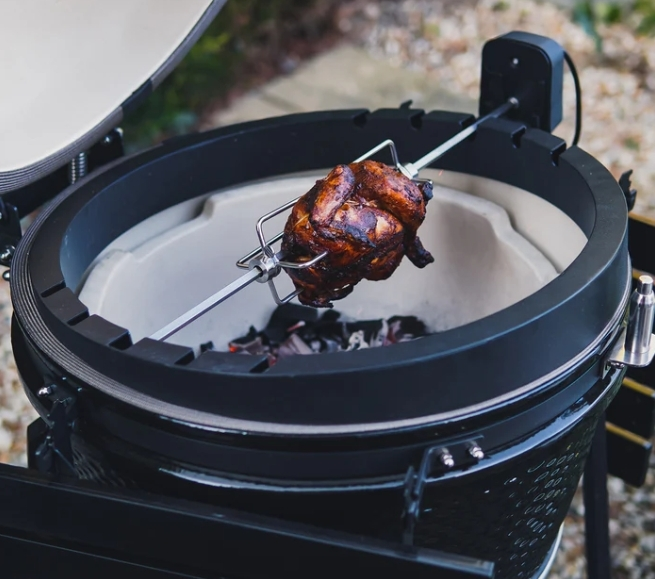 A Kamado Ceramic Grills remek tartozéka – a csúcskategóriás mattfekete automata forgó csirkesütő 1