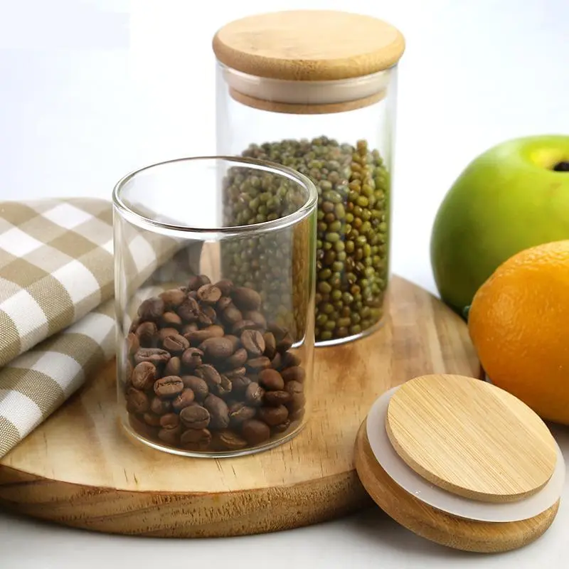 Barattoli per la conservazione degli alimenti con coperchio in legno disponibili per le dispense della cucina 1