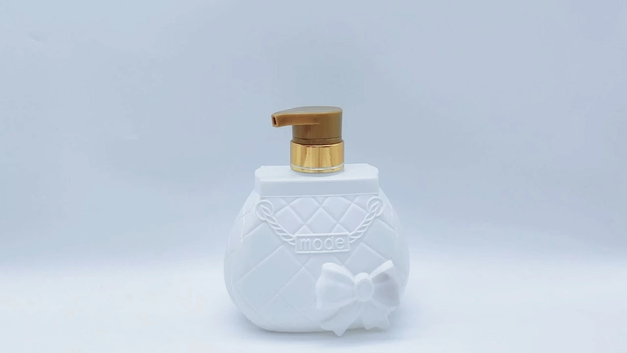 Flacon de lotion pour le corps en PE blanc glamour de 670 ml, design de sac à main, emballage pour soins de la peau 1