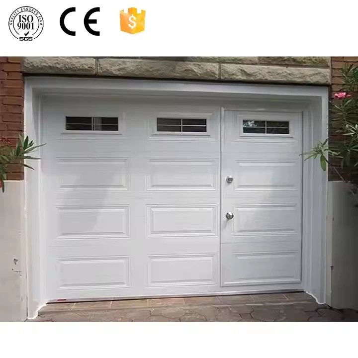 Porte de garage commerciale avec entrée piétonne pour un accès facile 1