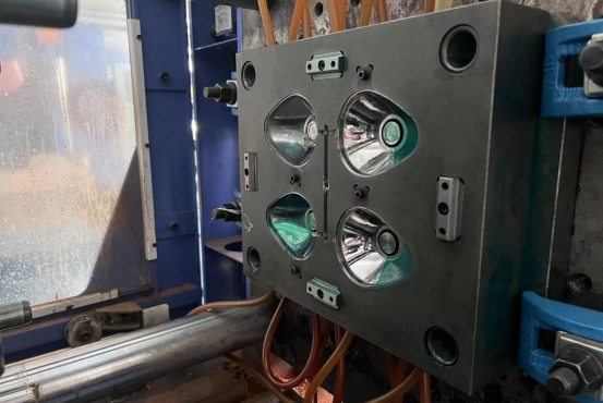 Double Stations Blow Molding Machine 2