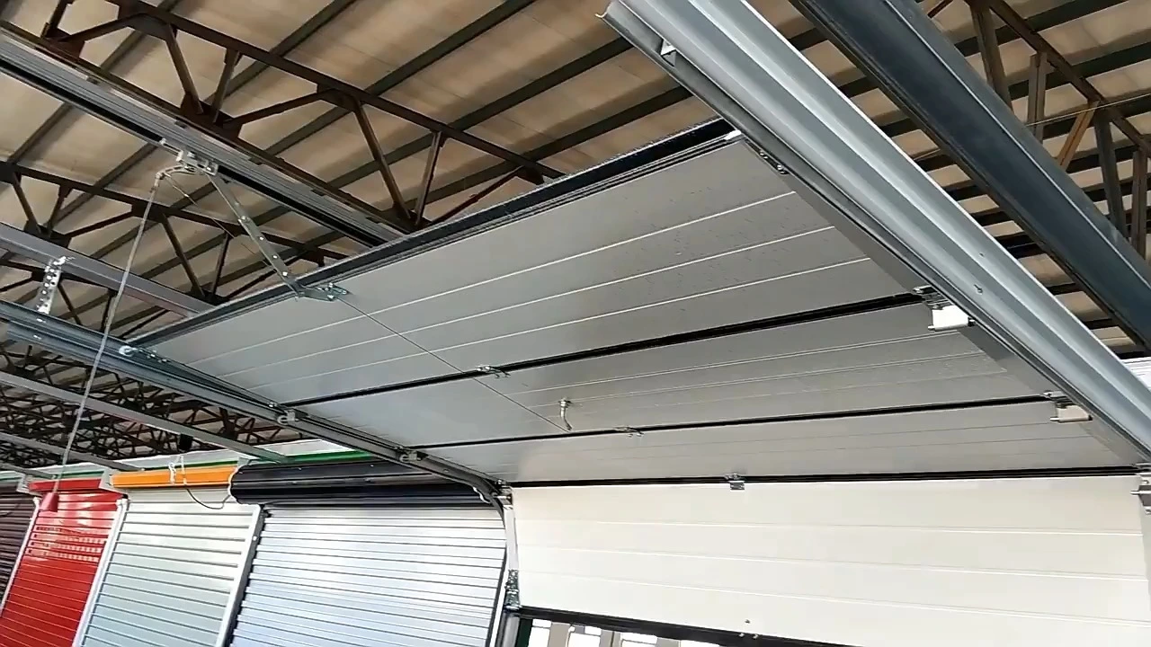 Porte de garage aérienne compacte pour entrepôt avec mouvement fluide pour les solutions de stockage 1