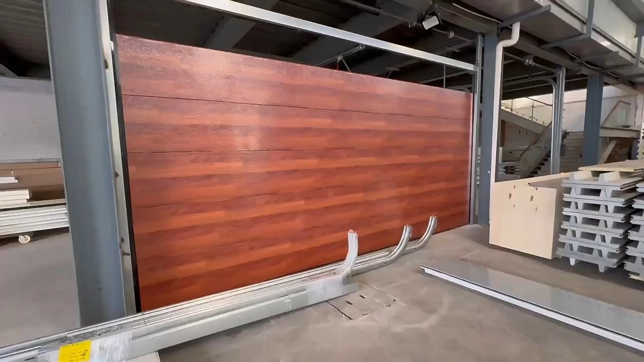 Porte de garage sectionnelle isolée en acier aspect bois 1