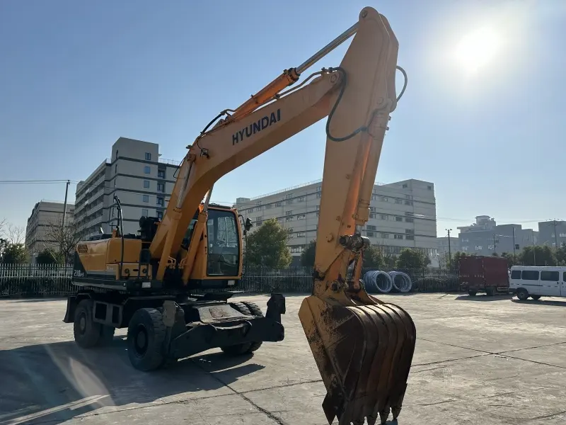 Customused Track Excavators for Sale Cummins China 4