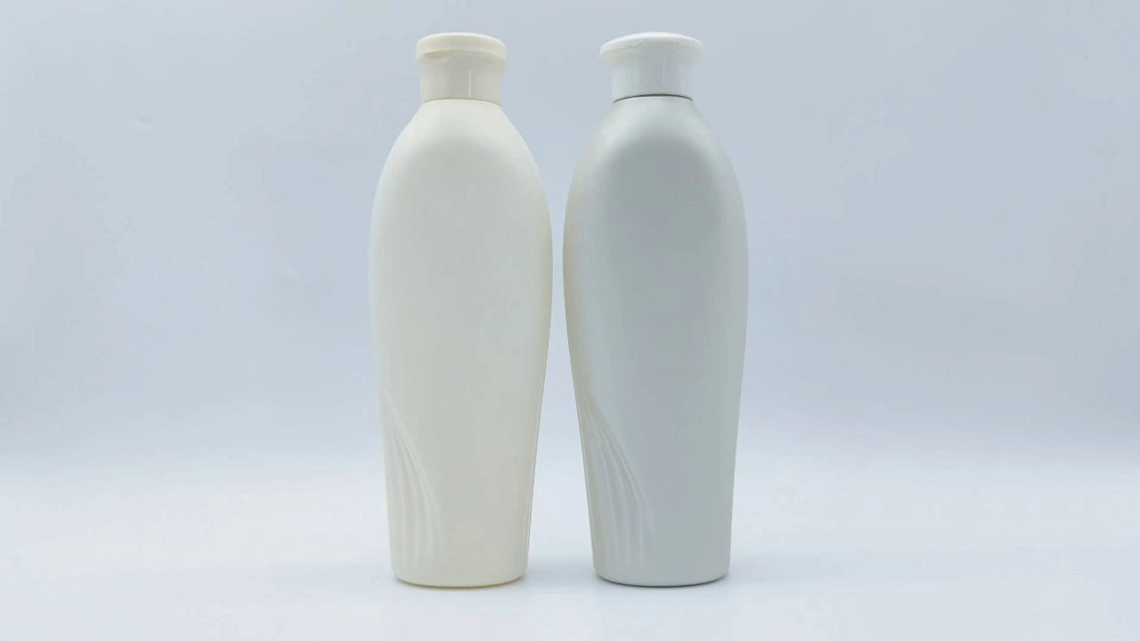 Botella glamurosa de champú y acondicionador de PE en color crema/gris de 300 ml para el cuidado de la piel. 1