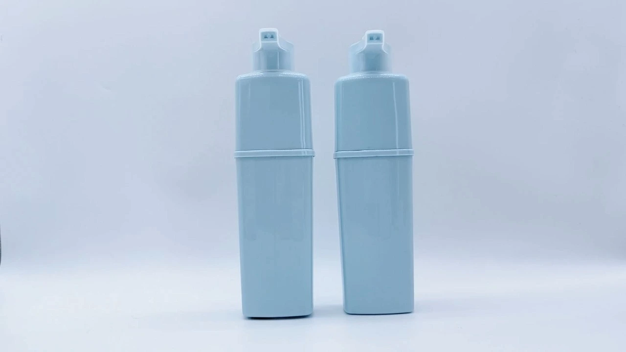 Botella dispensadora sin aire de doble tubo cuadrado con bomba de doble cámara de PE azul glamorosa para champú y acondicionador. 1