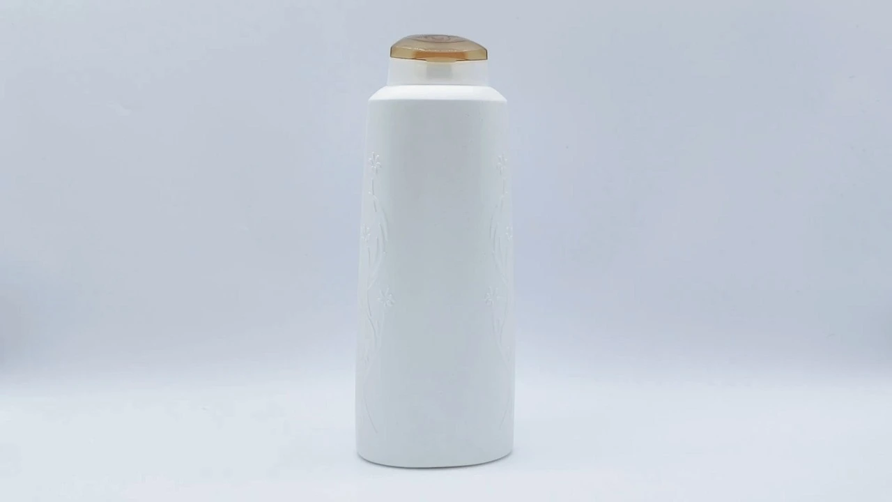 Glamorous 600ml Pearl White PE Relief pattern decoration shampoo conditioner bottle 1