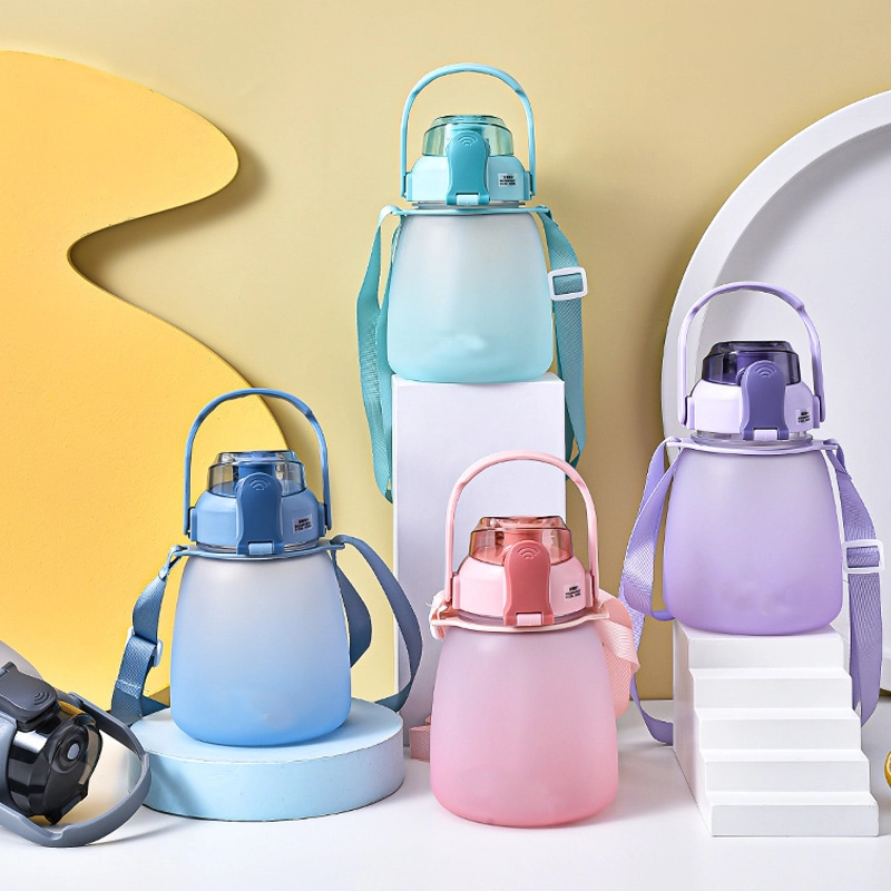 Botella de agua grande de plástico personalizada vendedora caliente de KingLine con asa para deportes 1