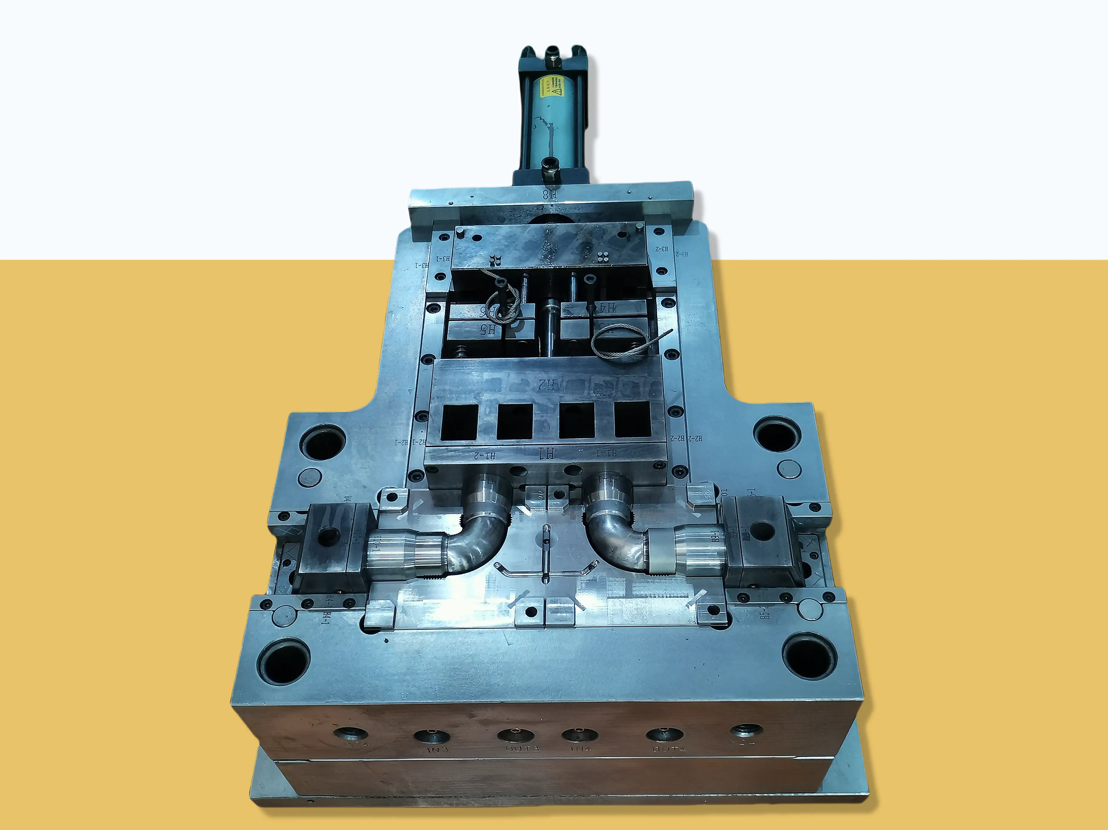 Molde de codo de 90 grados de PVC con núcleo plegable de 2 cavidades 1