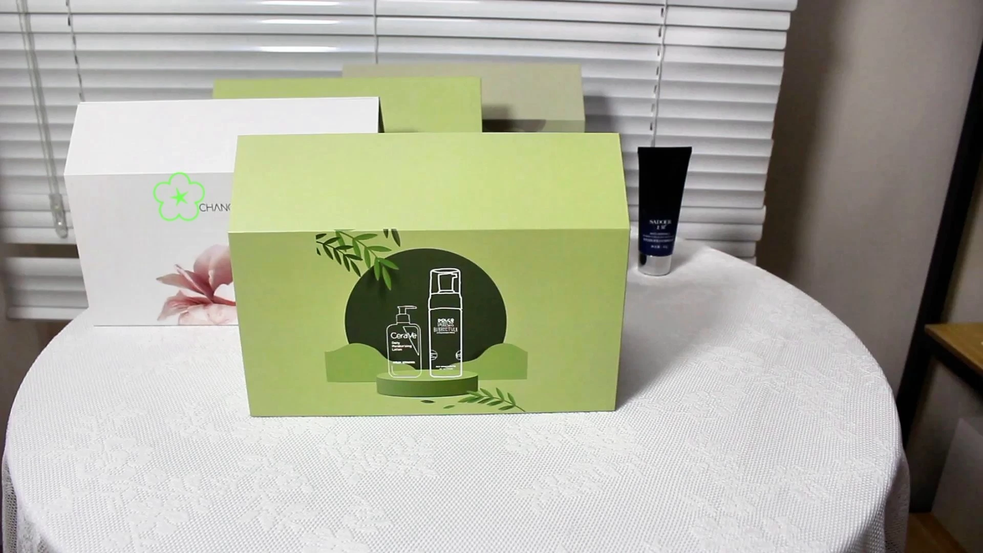 CF Neu gestaltete hausförmige Kosmetik-Clamshell-Magnetbox mit EVA-Samteinsatz 1