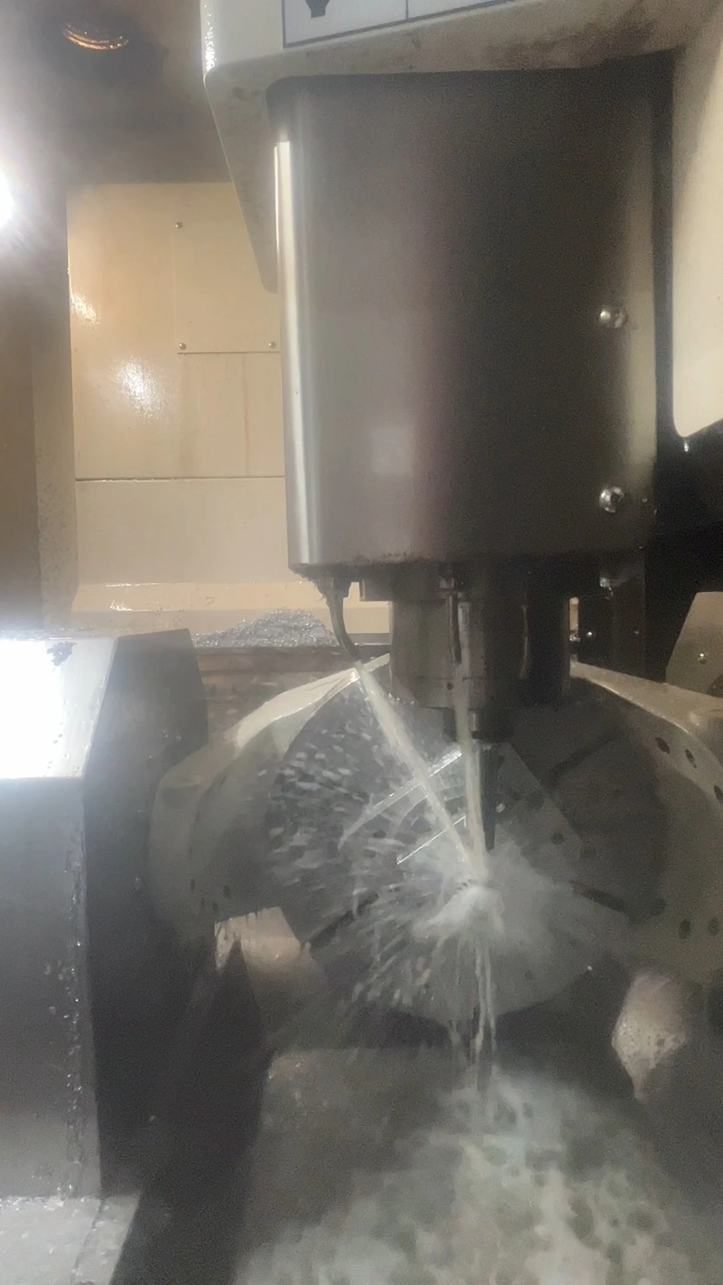 Zakázkové 5osé CNC obráběné soustružnické obráběcí díly Plechový laser CNC obrábění hliníkových dílů pro vozidla s novou energií 1