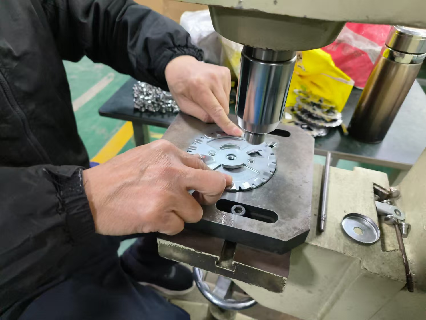 The different levels of cutter heads of garbage disposers determine the fineness of grinding food residues. 1