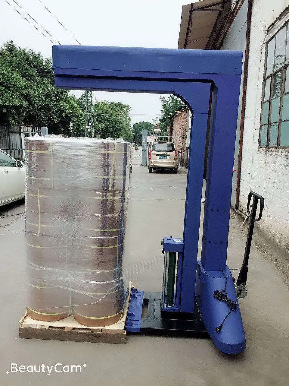 Máquina envasadora rotativa con carretilla elevadora para un embalaje eficiente en el almacén 1