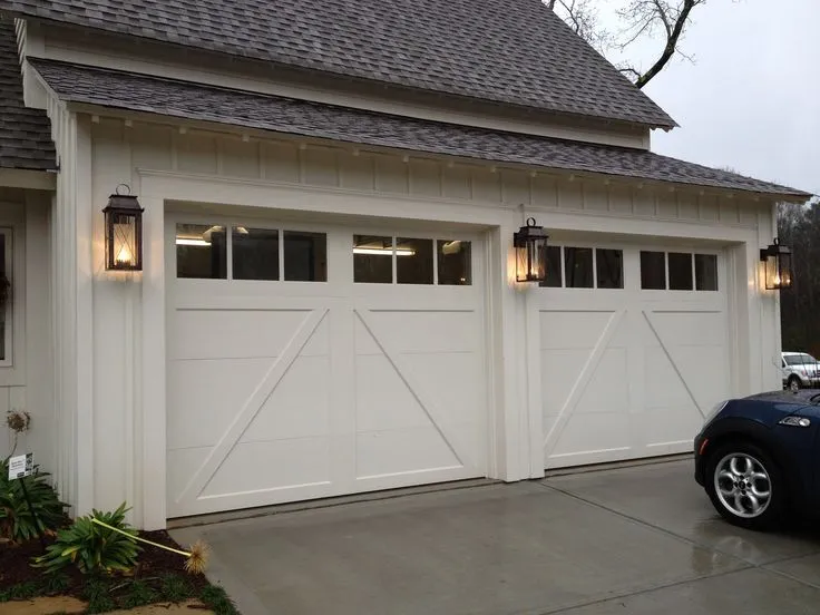 Porte de garage de style calèche en bois massif de cèdre manogany Master Home 1