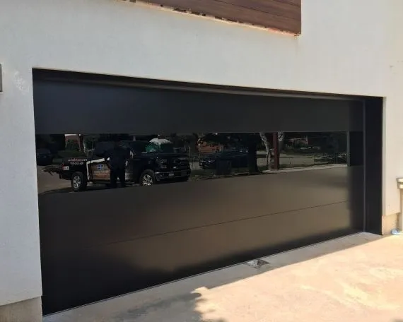 Puerta de garaje de aluminio con ventana de cristal para casas modernas de MASTER HOME 1