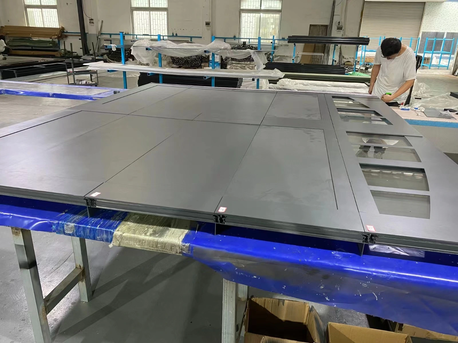 Porte de garage en aluminium moderne avec fenêtres supérieures pour la maison - Master Series 1