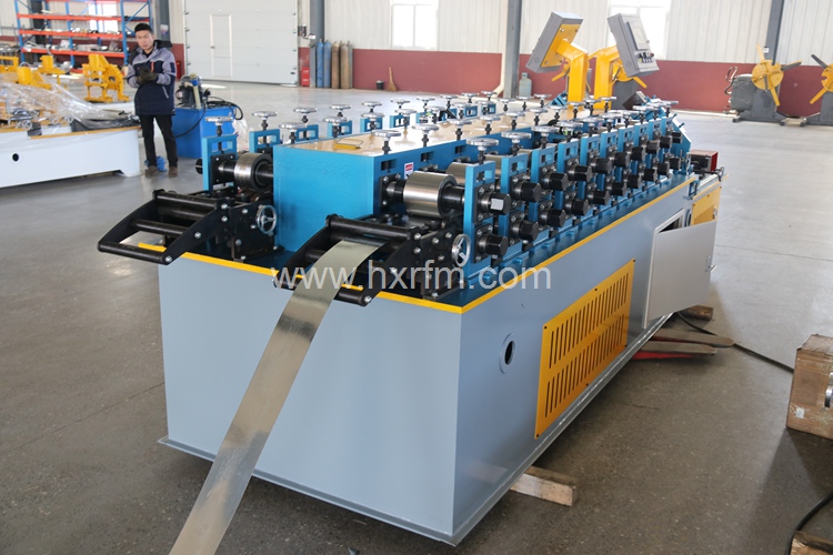 machine de formage de fourrures de rails de goujons 3