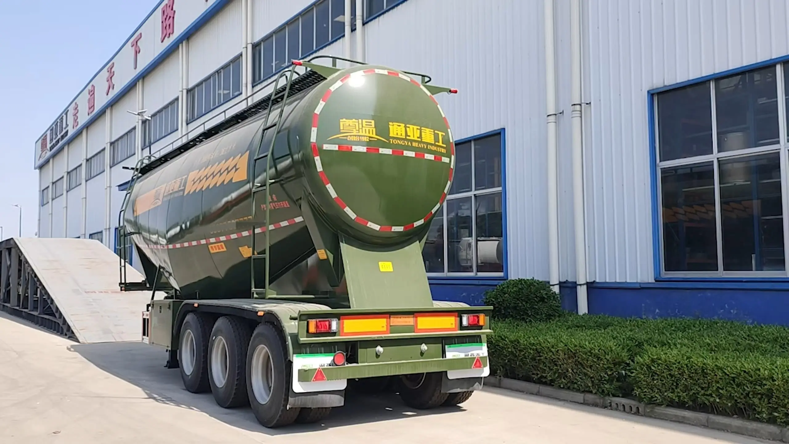 Customized 3 Axles 40000L Bulk Cement Tank Semi Trailer 1