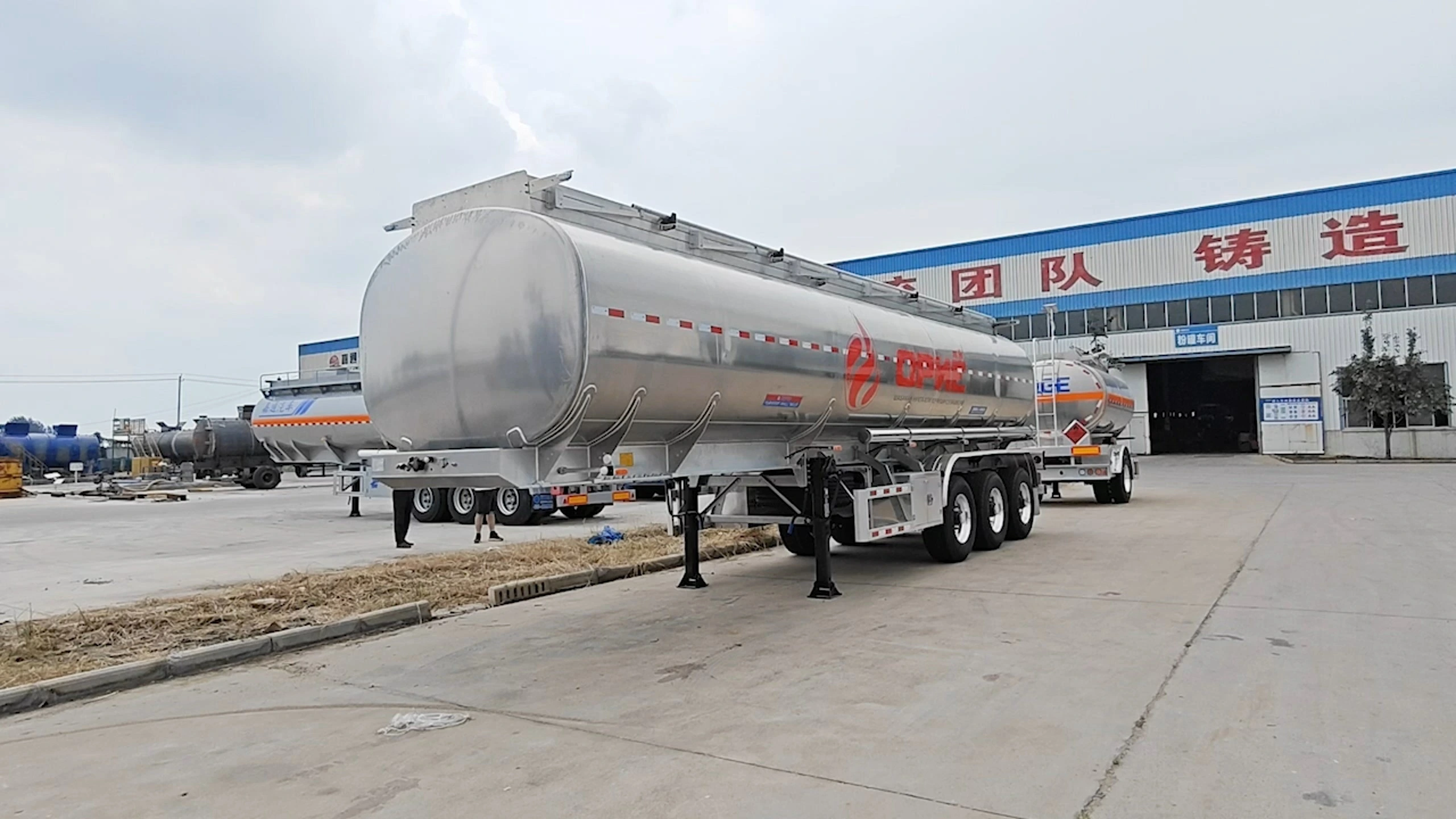 Trailer à camion-citerne de carburant en alume à 3 essieux 40000 litres 1