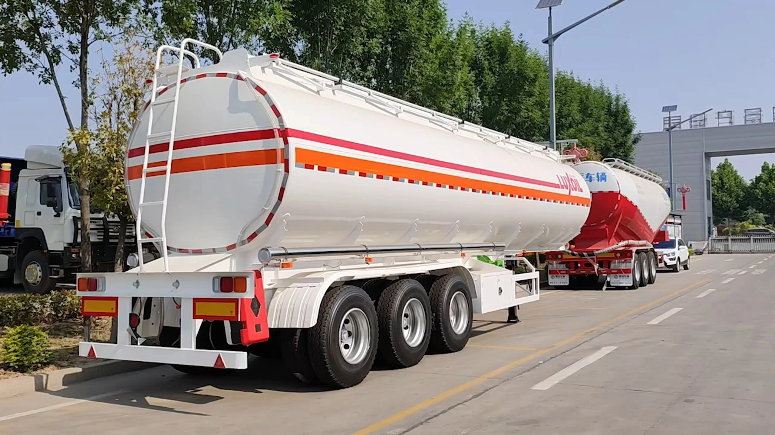 45000 litres de semi-remorque de réservoir de carburant avec trois essieux 1