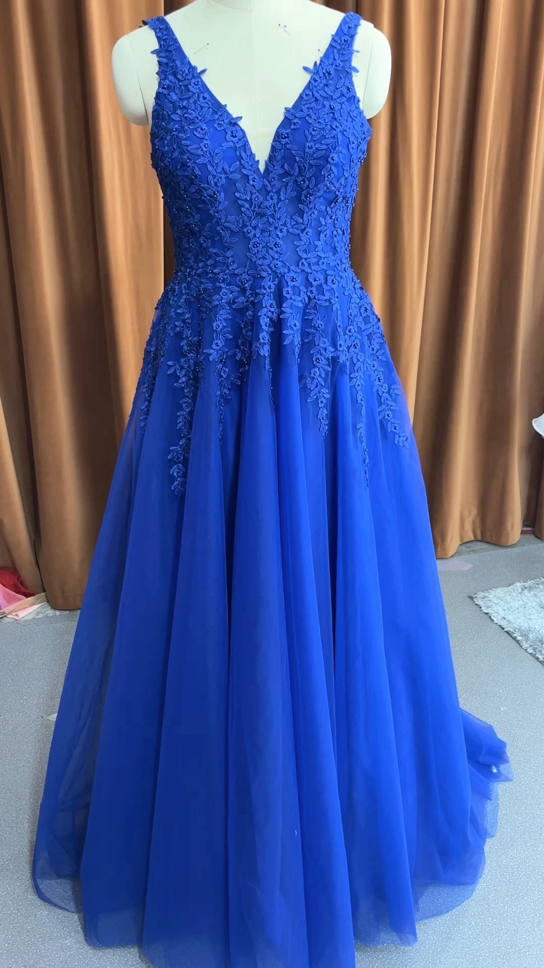 Laces Appliques Royal Blue Prom Dress A Line Tulle Long Ball Gown RSE1039 Sleeveless V Neck Formal Graduation Dress for Women 1