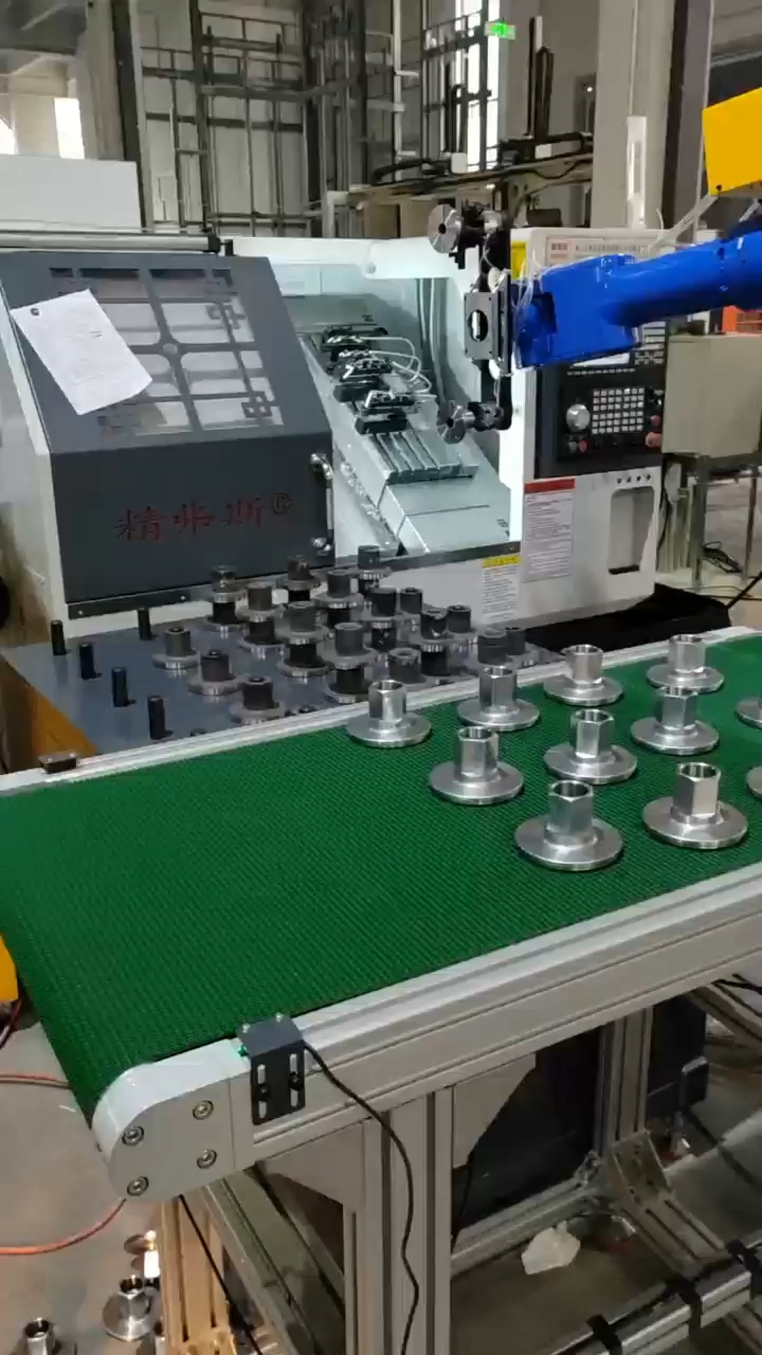 O robô auxilia na produção automática