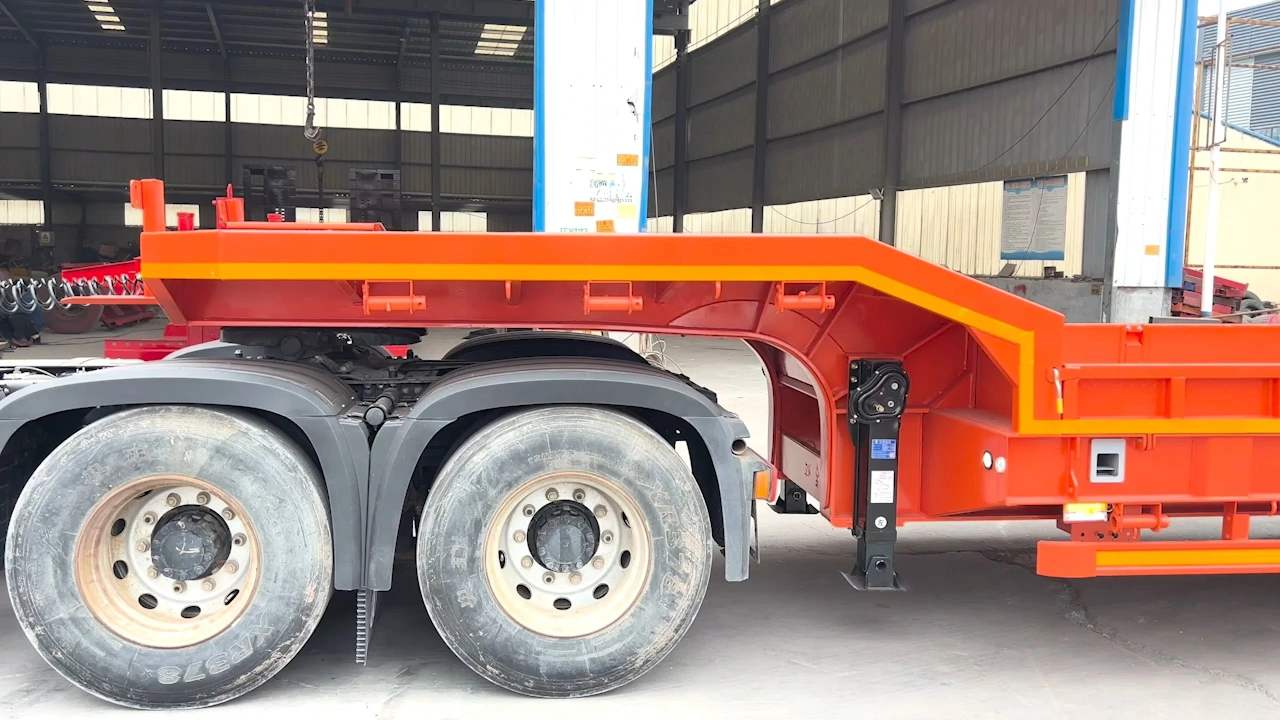 Semi-remorque à bas de braille à bas d'essieu lourds 1