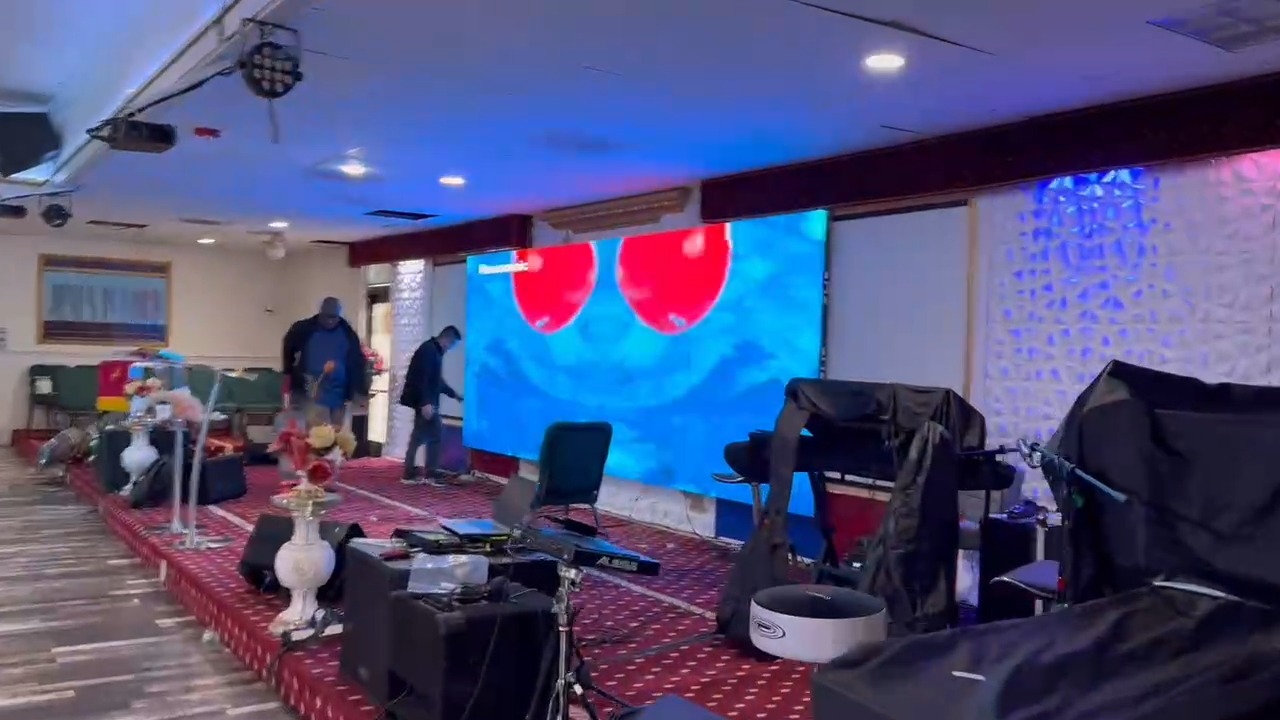 Lecede Indoor Church LED Display P1.86 Video Wall fue instalado y depurado de puerta en puerta en la Iglesia Phoenix