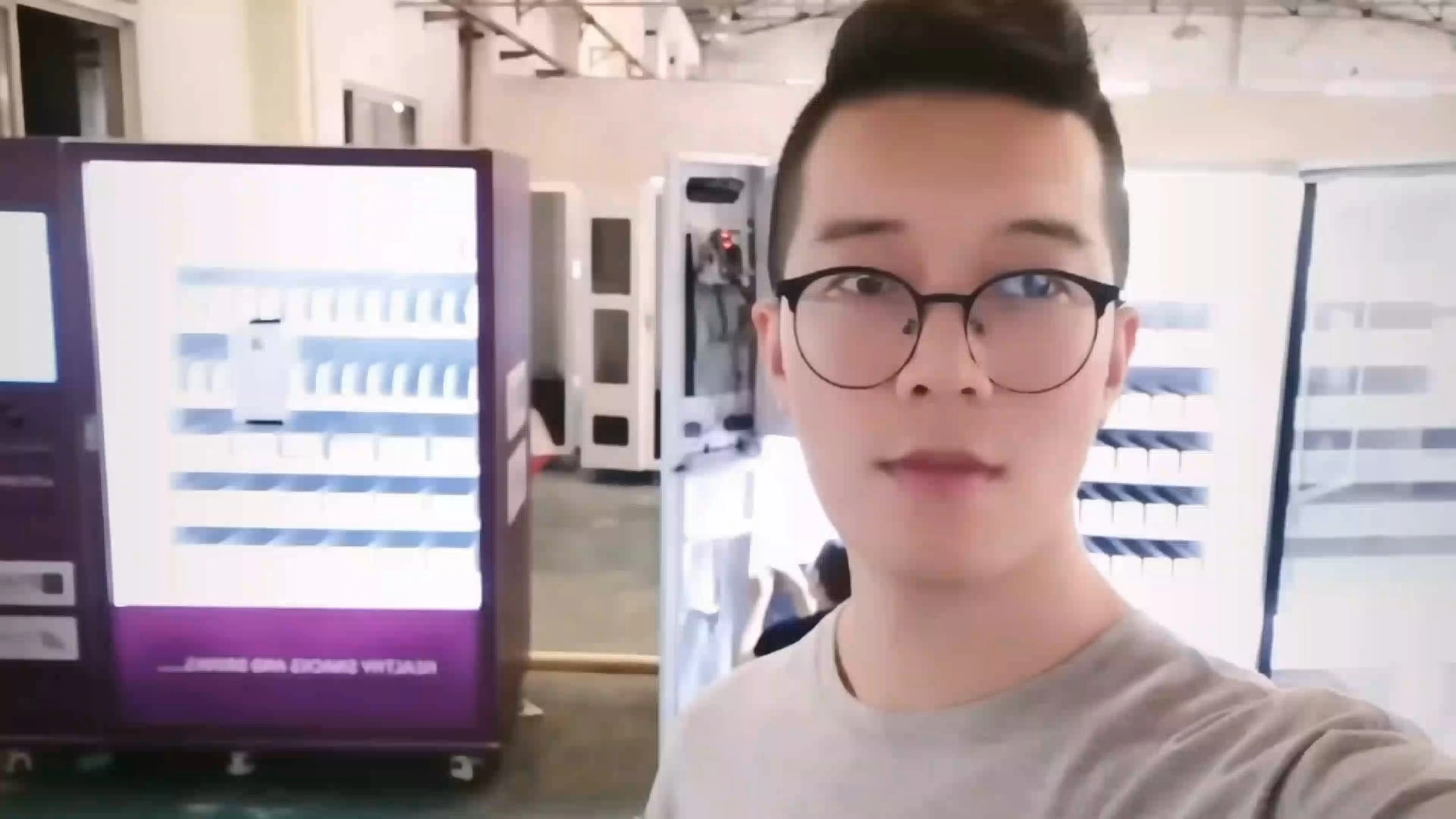 상업가 사무실에 차잎과 밀크티 제조용품을 판매하는 WEIMI 차 자판기가 설치됨 1