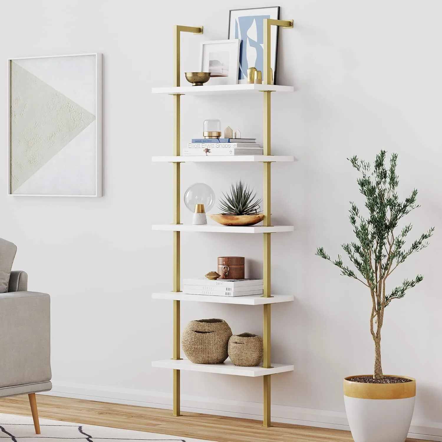 Librería moderna de madera con 5 estantes y estructura de metal industrial, color blanco y dorado 1