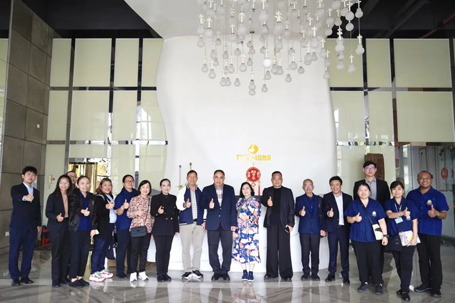 Dibujando un plan para el desarrollo futuro juntos | Una delegación de la Royal Project Foundation Tailandia visitó Tech-Long. 