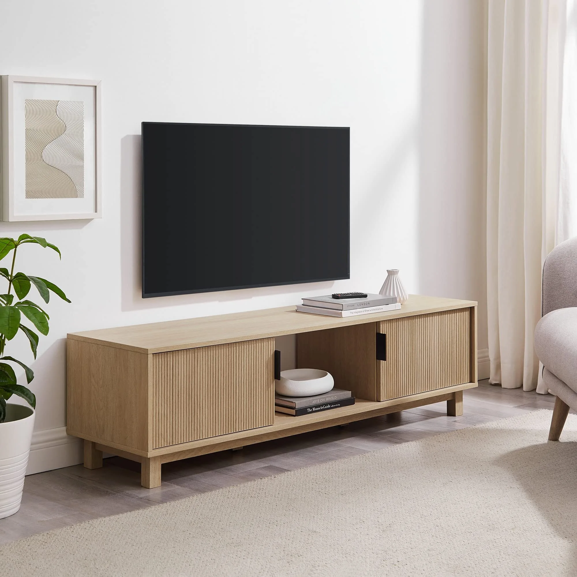 Meuble TV bas Walton Modern à portes cannelées pour téléviseurs jusqu&39;à 65 et 58 pouces, chêne côtier 1
