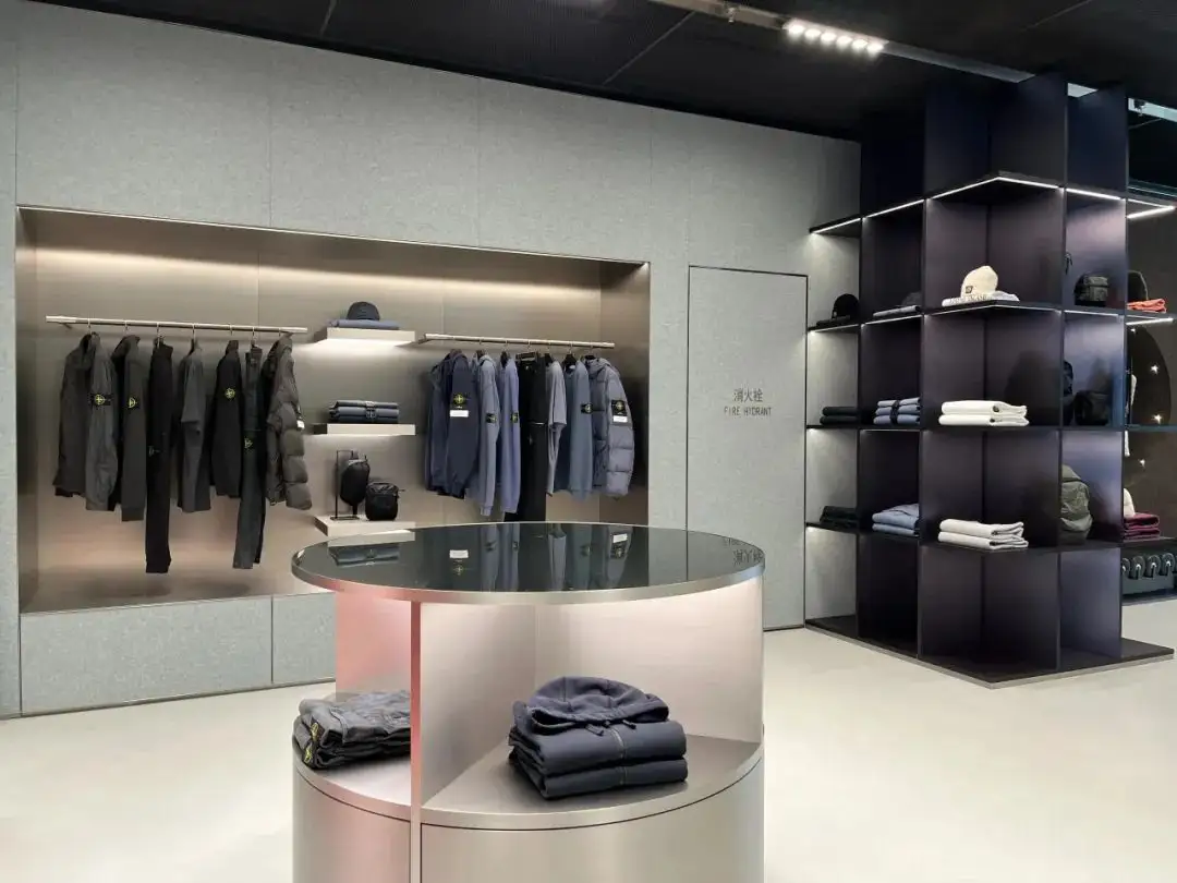 Retail Store Shelves and Displays Hotel Wholesale - LUXE Showcases 2