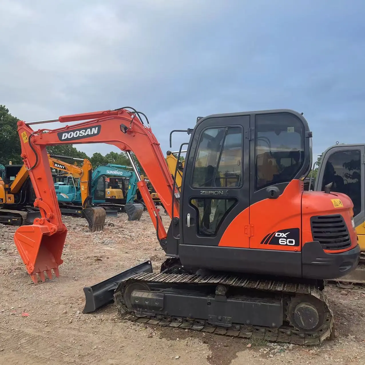 Mini-pelle d&39;occasion DOOSAN DX60 2021 (DX18, DH35, DH55, DX55, DX60, DH60, DH80) en stock à vendre 1