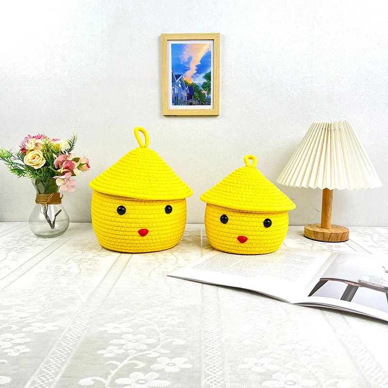 Cesto in corda di cotone con corpo del cesto con grazioso e semplice motivo a forma di piccolo pollo giallo e coperchio del cesto a forma di cono triangolare 1