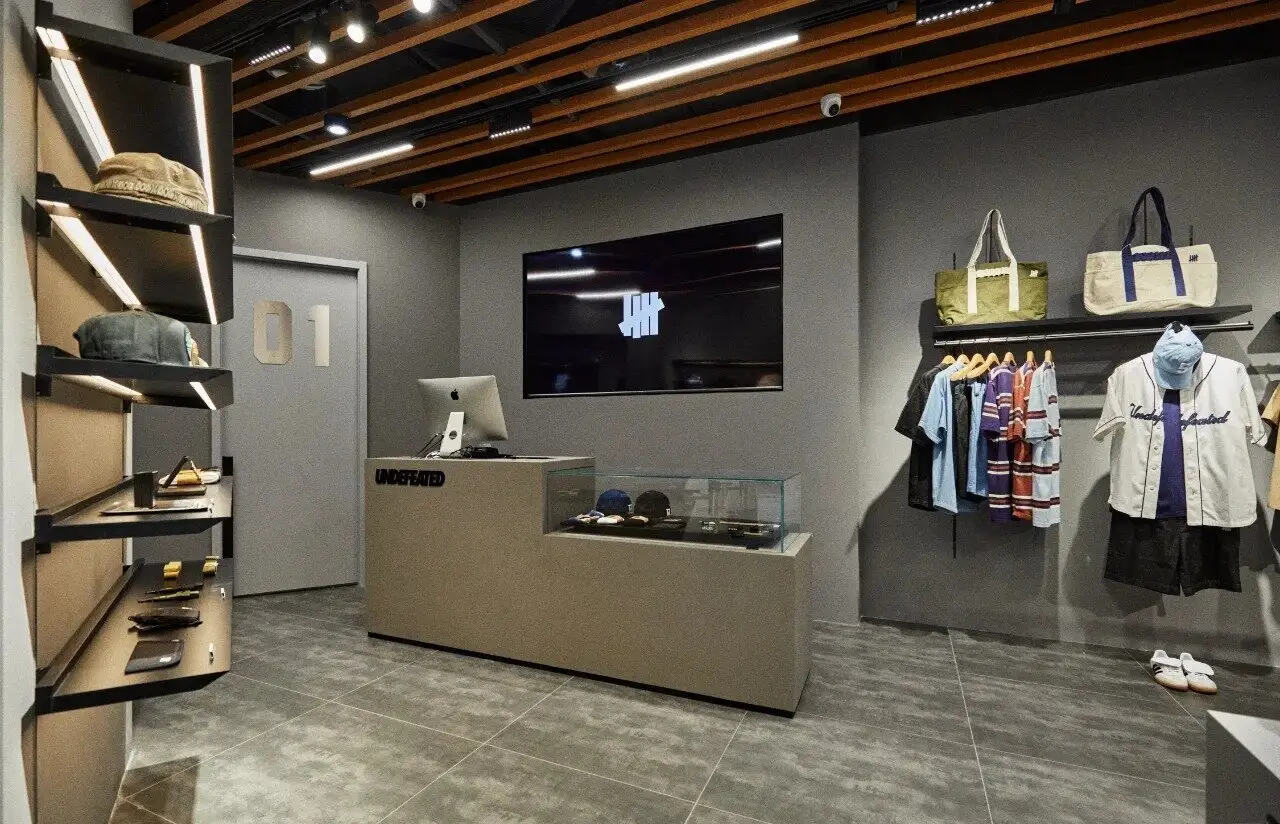 Round Glass Showcase 1.Free Design; 2.Value-added Services(provided Free Solution Concept); 3.Installation Instruction; 4. Take Measurements; 5. Professional After-sale Service by LUXE Showcases 3