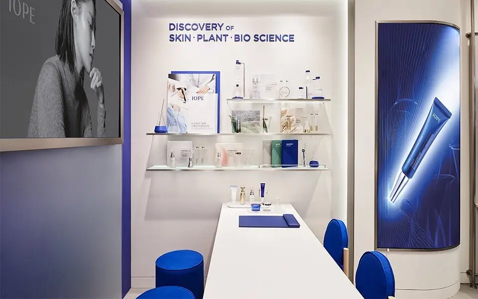 Frameless Glass Showcase R&D Designer-lighting Designer-soft Fitting Designer and Display Designer) - - LUXE Showcases 4