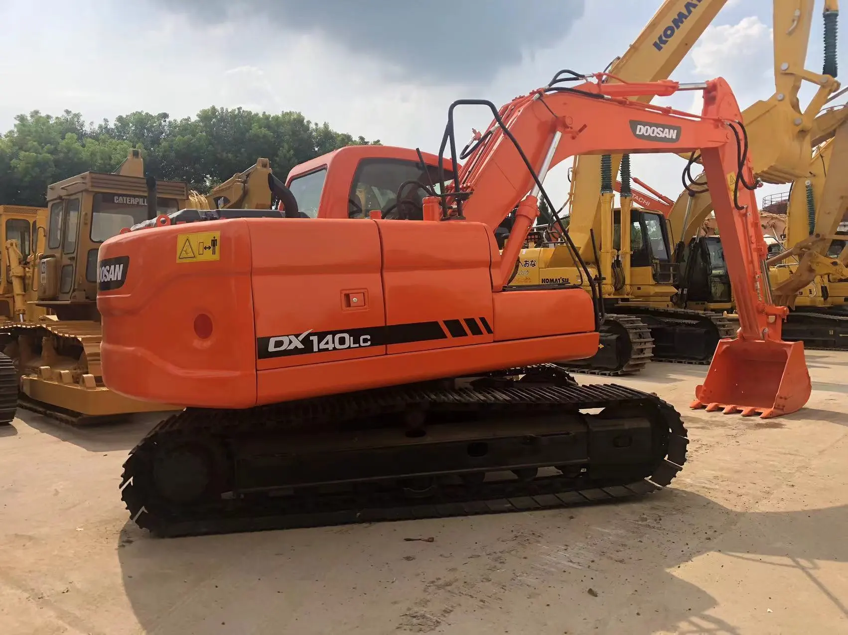 Mainit nga pagbaligya sa Secondhand Korea Mini Mini Excavator Gamay Digger DOSAN DX140 Mura nga Bata nga Pagbaligya 1