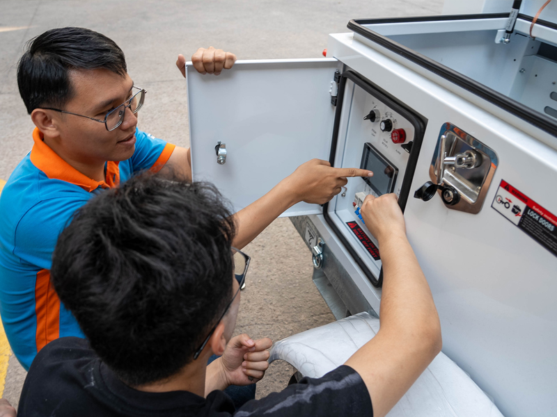 VictronEnergy Engineers Visit BIGLUX for In-Depth Technical Exchange <000000> Training 3