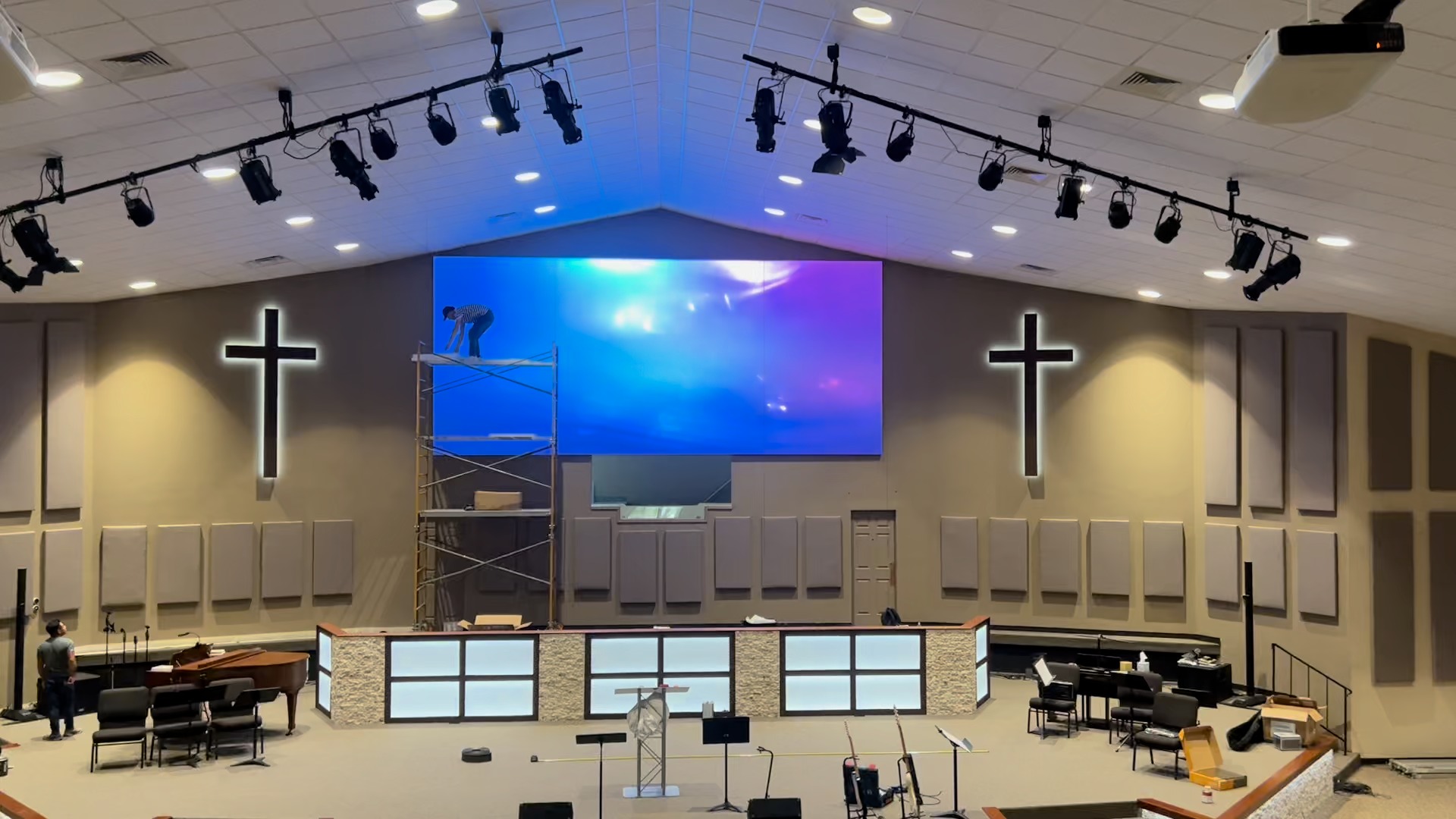 휴스턴 교회 &에 의해 신뢰하는 Lecede의 Custom Church Led Screens로 예배 경험을 높이십시오.