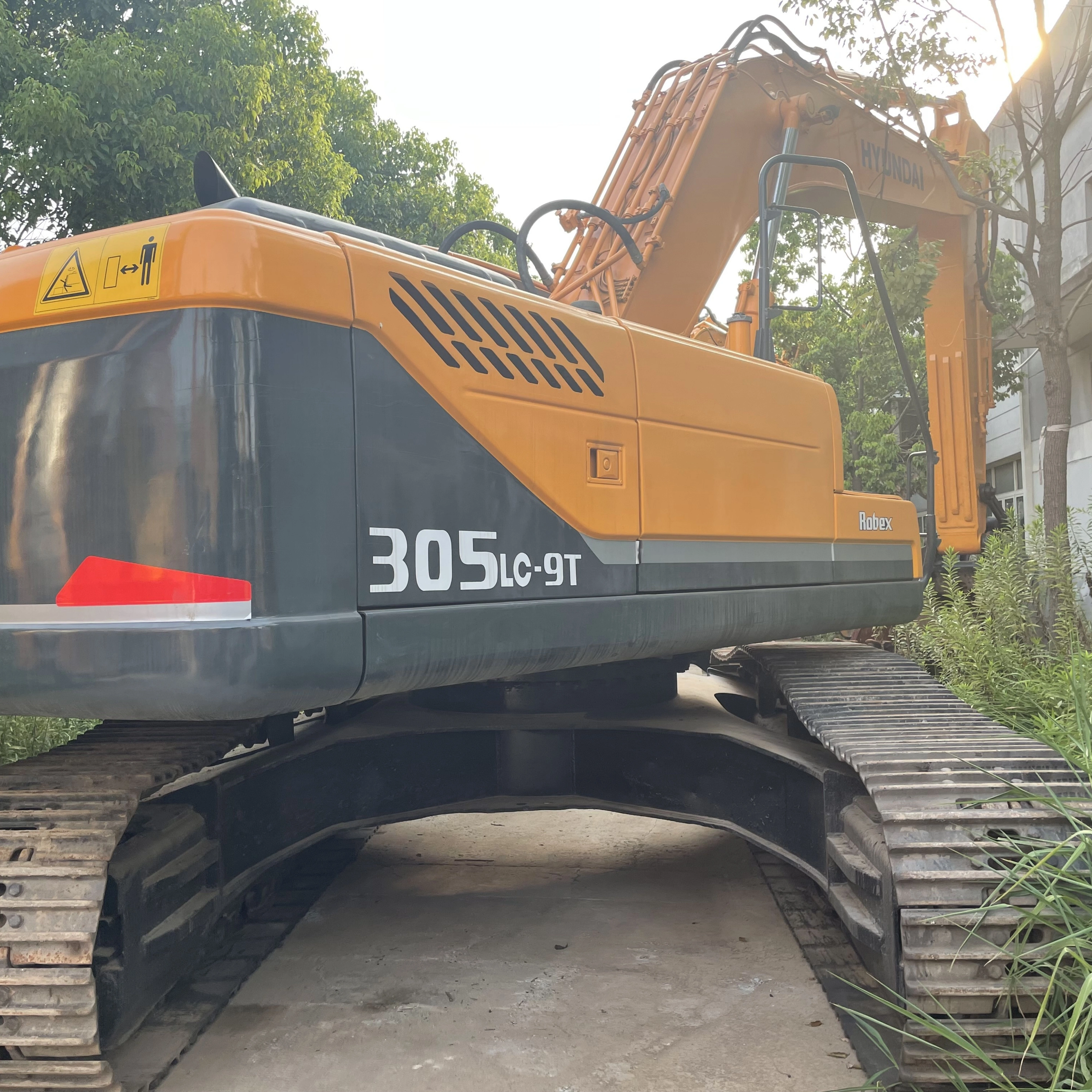 2019 Hyundai 305-9 Used Excavator Global Delivery Secondhand Crawler Digger in Shanghai Yard 1