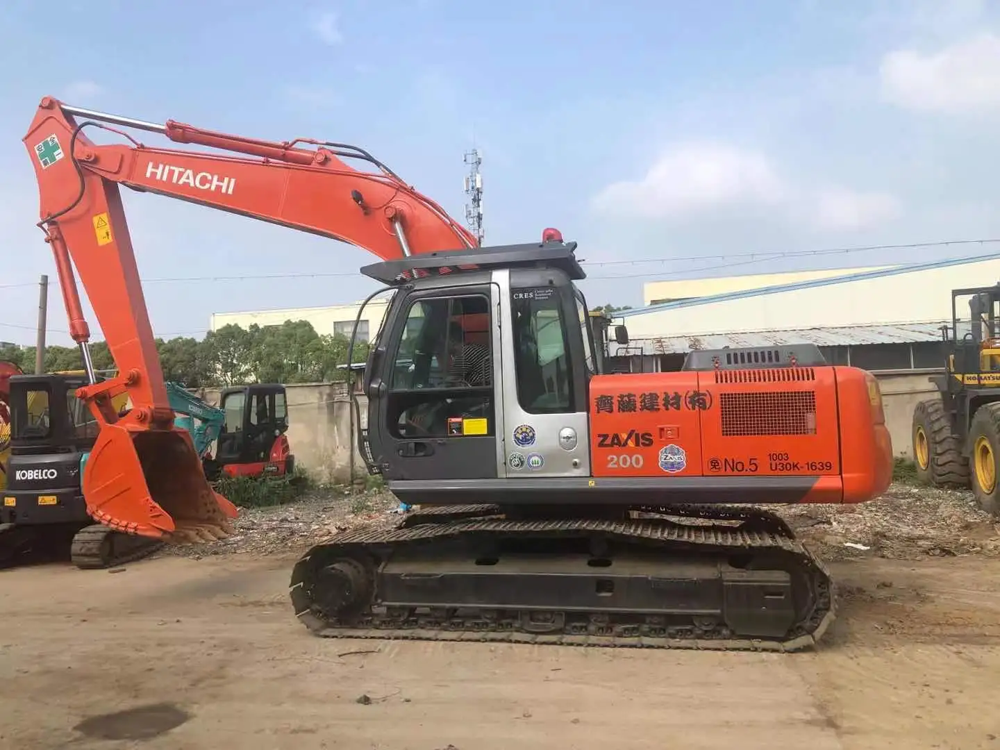 2011 Hitachi ZX200-3 Crawler Excavator Secondhand Digger in Shanghai Yard 1