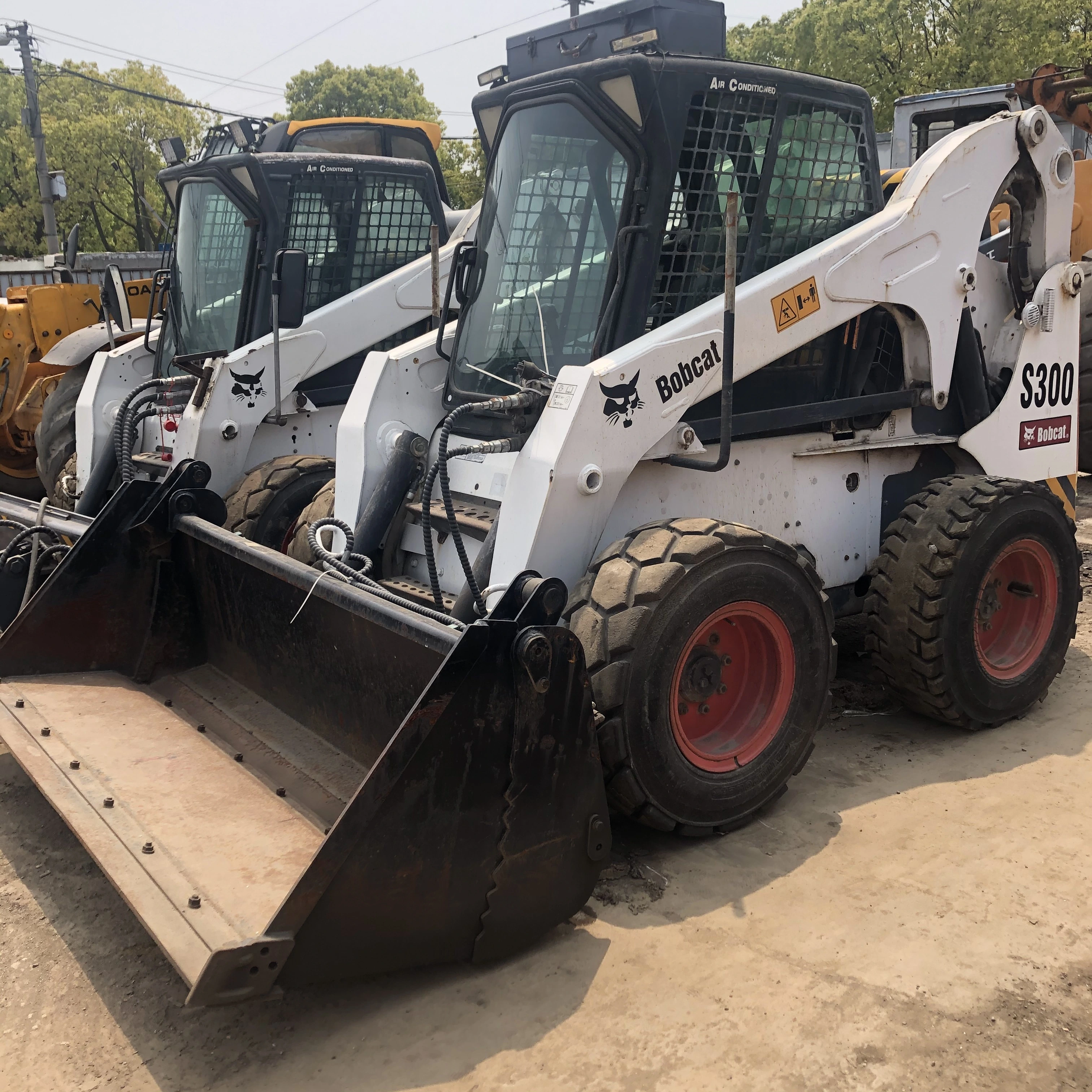 Cargadora compacta BOBCAT S300 2017, usada, de alta calidad, en el astillero de Shanghái. 1