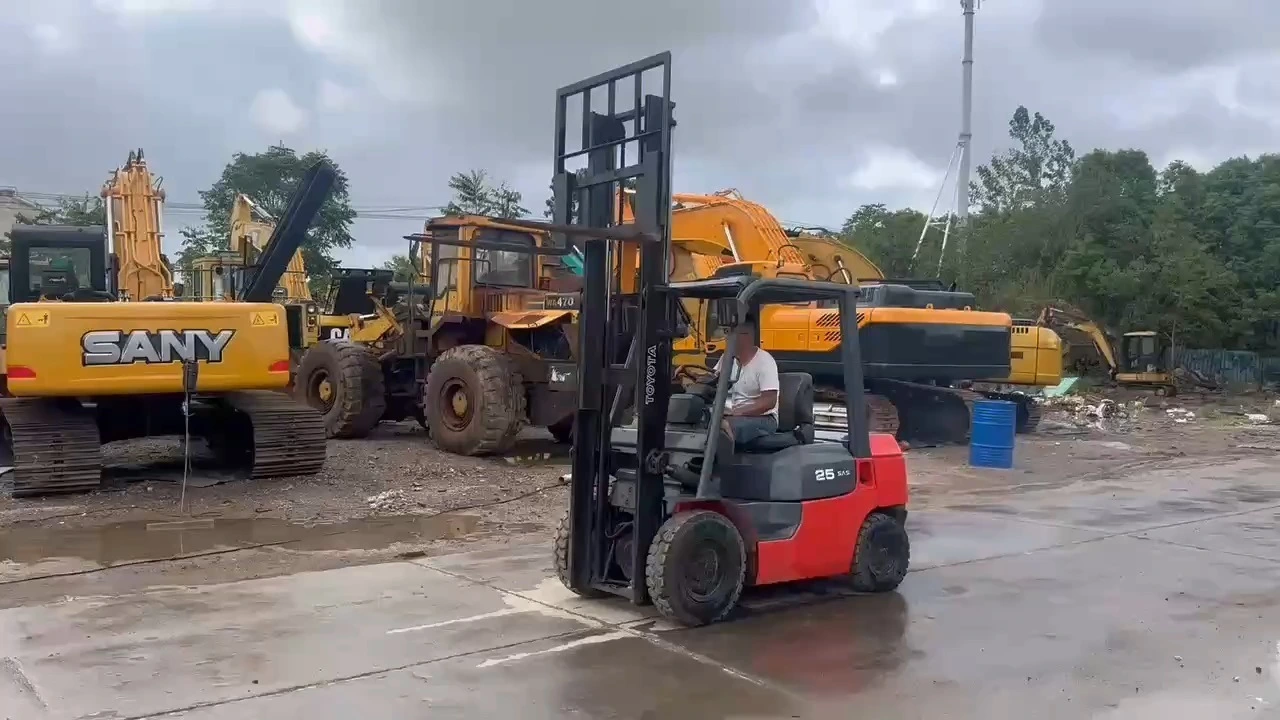 2016 Toyota 7F25 Utilisé Diesel Forklift Secondhand Duplex Mastlift 100% prêt à travailler à Shanghai Yard 1