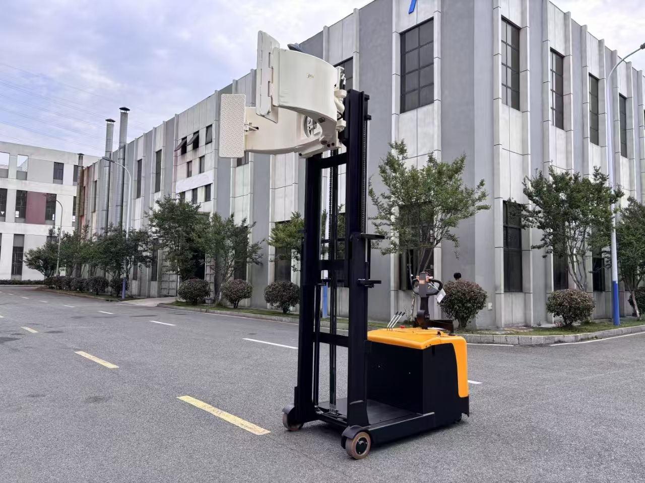 Balanced Counterweight Paper Roll Clamp Electric stacker 3